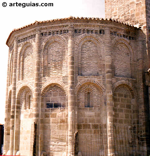 Iglesia iglesia de San Juan Bautista de Fresno el Viejo - Ábside central, con parte inferior románica y superior mudéjaro 