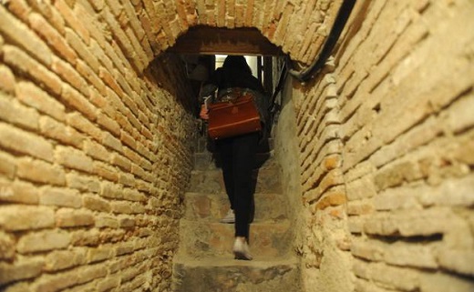 Visita a una de las bodegas subterráneas. / F. J.