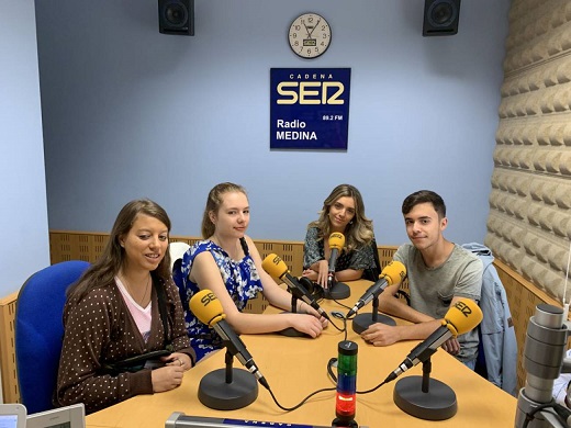 Beatriz, Ana Maritza, Ariana y Gonzalo, en el estudio de Radio Medina / Cadena SER