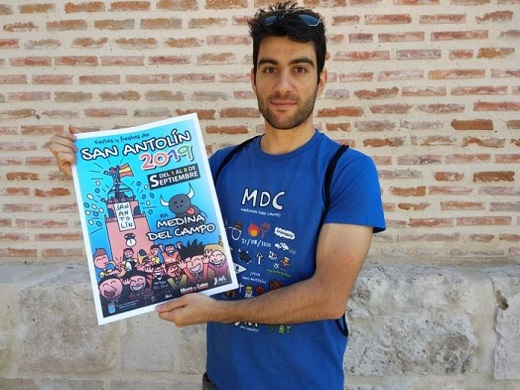 Jesu Medina posa con su obra, el cartel de las Fiestas de San Antolín 2019