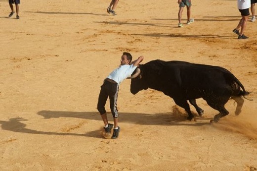 Un joven, en un lance en las capeas de San Antolín. Foto Fermín Rodríguez