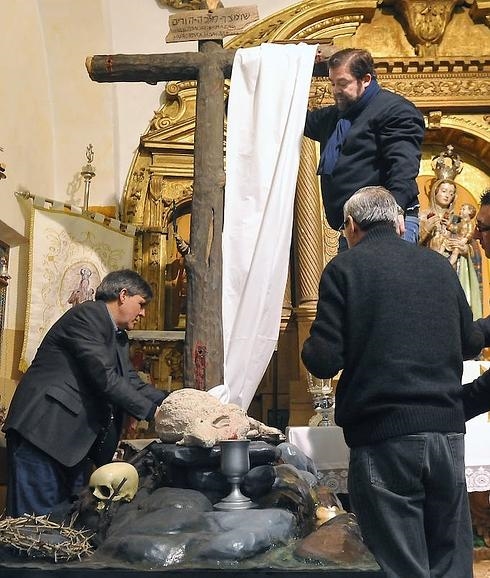 Ricardo Flecha, autor de la obra; Fernando Pascual, presidente de la Cofradía, y Carlos García (subido en la escalera), presidente de la Junta de Semana Santa. 