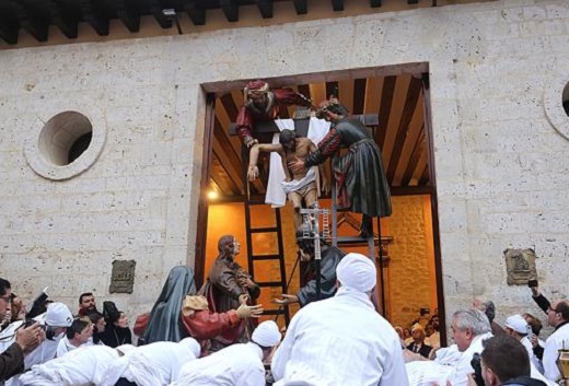 Salida del paso El Descendimiento de la Cruz (La ‘Escalera’) en la localidad vallisoletana de Medina de Rioseco - ICAL