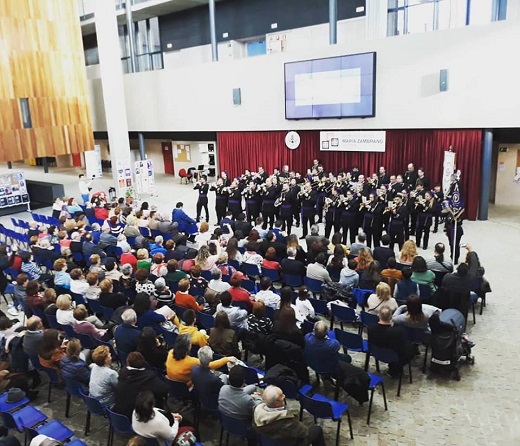 Público asistente a la presentación de la Semana Santa Medinense en Segovia interviniendo las Bandas de Cornetas y Tambores de Nuestra Señora de la Piedad de Segovia y la Agrupación Musical de la Real Cofradía del Santo Sepulcro de Medina del Campo