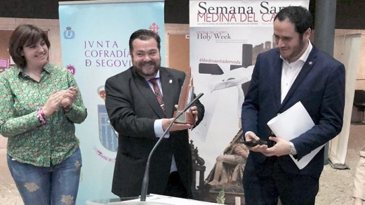 Los presidentes de las cofradías de Medina y Segovia, tras la firma del hermanamiento. /EL ADELANTADO