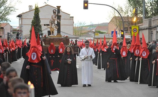 El Atado a la Columna, en la procesión por las calles de la localidad. / FRAN JIMÉNEZ