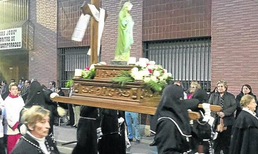 La procesión, con la Virgen de la Esperanza. / P. GONZÁLEZ