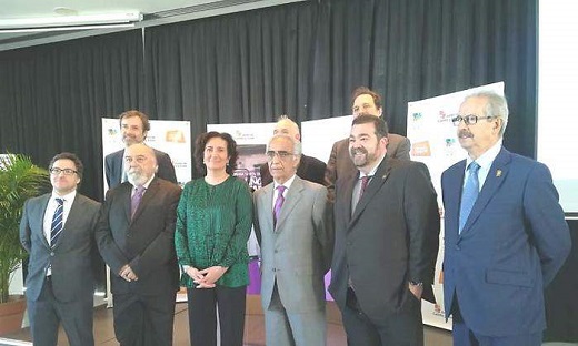 La consejera de Cultura y Turismo de Castilla y León, Mª Josefa Gª Cirac, y el director general de Turismo, Javier Ramírez, junto a los representantes de la Junta de Cofradías de la Semana Santa de Castilla y León.