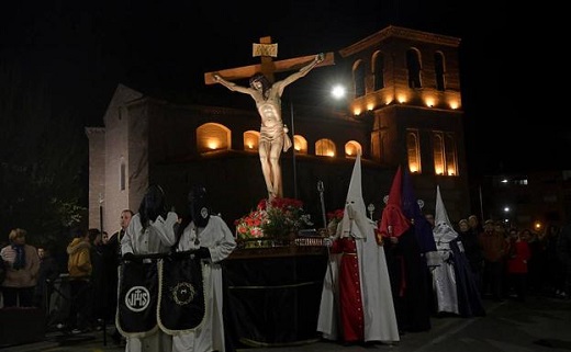 Las diferentes cofradías acompañan el vía crucis. / RODRIGO JIMÉNEZ