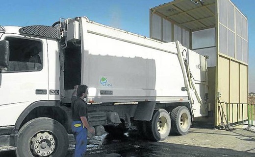 Un camión descarga en la planta de residuos de la Mancomunidad Tierras de Medina. / F. J.
