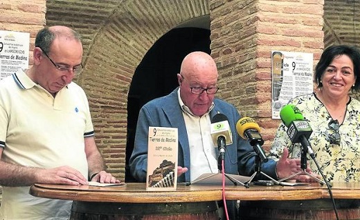 Alfonso Hernández, en el centro, durante la presentación del ciclo musical. /