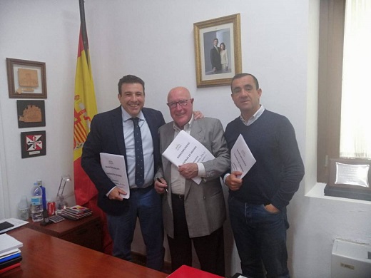 Representantes de la Mancomunidad Tierras de Medina y de Ferrovial firman el contrato por ocho años / Cadena SER