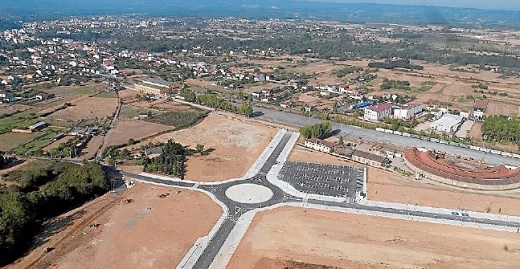 Imagen panorámica del puerto seco de Monforte de Lemos con la estación de ferrocarril pegada al mismo, poco después de su inauguración - FOTO: Guillermo Aira