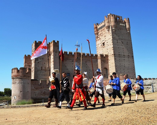 Recreación histórica realizada durante la Semana Renacentista, con el Castillo de la Mota de fondo