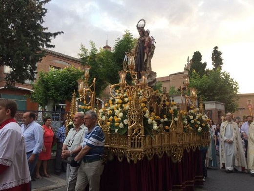 La Virgen del Carmen procesionó por las calles de la villa junto al Niño de Praga
