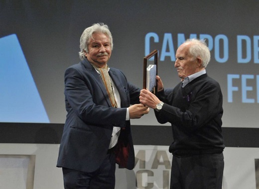 El escritor y crítico Fernando Herrero (derecha) recibió el Campo de Azur de manos de Emiliano Allende, director de la Semana de Cine / Cadena SER