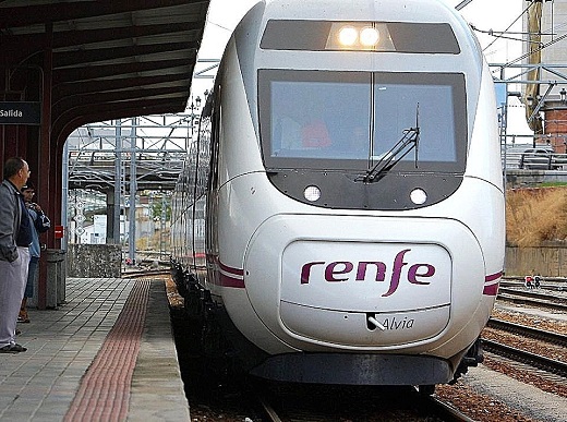 Tren de Renfe llegando a una estación. E.M.