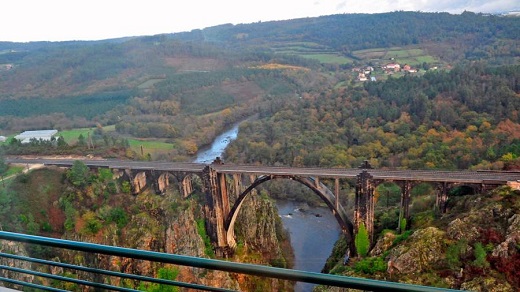 El puente del río Ulla en Gundían fue la clave para el directo a Santiago en 1958. Foto: Almara