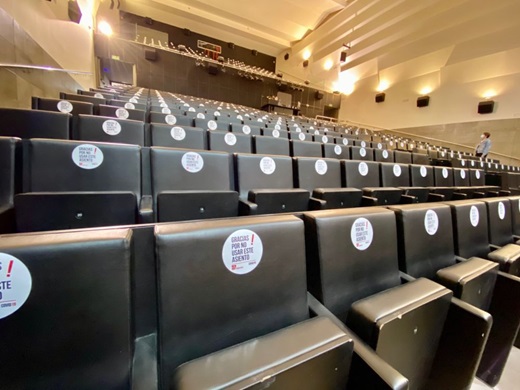 Imagen del auditorio con varios asientos precintados