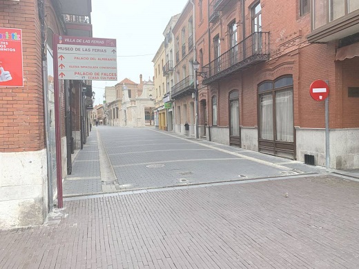 Calle del Almirante de Medina del Campo. Los vecinos de Medina responden a la iniciativa de quedarse en casa durante estos días / Cadena SER