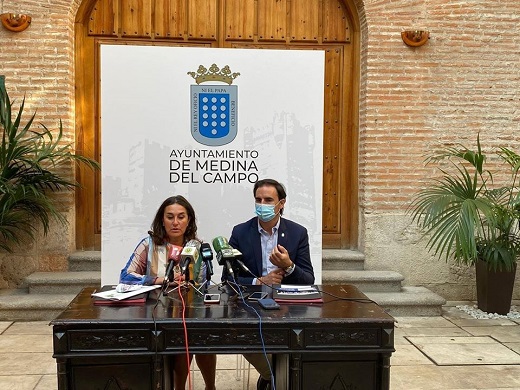 Olga Mohino y Guzmán Alonso. Firma acuerdo en coalición equipo de gobierno entre Medina Primero - Partido Popular.