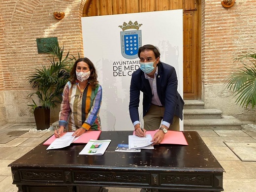 Olga Mohino y Guzmán Alonso. Firma acuerdo en coalición equipo de gobierno entre Medina Primero - Partido Popular.