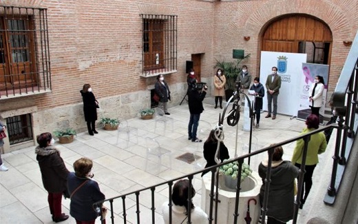 Reivindicación en el Ayuntamiento de Medina por la eliminación de la violencia contra la mujer.