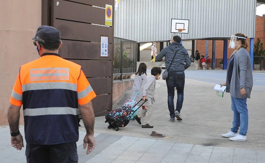 Entrada de alumnos al colegio San Juan de la Cruz donde se les toma la temperatura