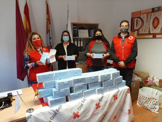 El Ayuntamiento reparte 5.000 mascarillas entre las personas másnecesitadas a través de entidades sociales.