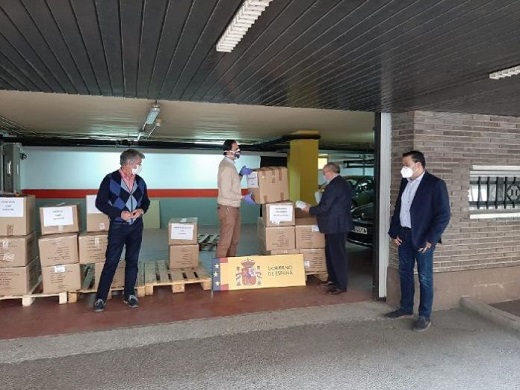 El alcalde de Medina del Campo recoge las mascarillas para la villa