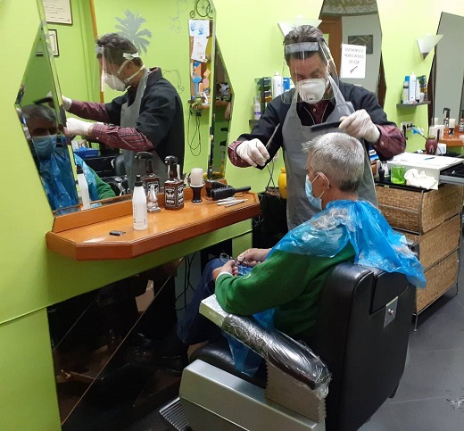 Peluquería en Medina de Rioseco. / MIGUEL GARCÍA MARBÁN