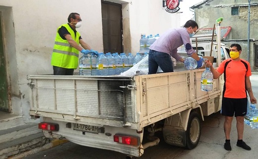 Reparto de agua embotellada, ayer, en Alcazarén.