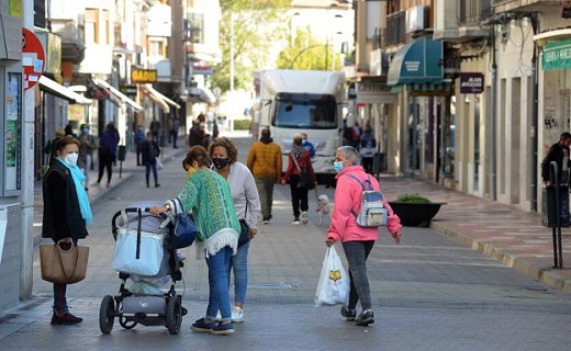 Vecinos en la calle Padilla de Medina del Campo. / RODRIGO JIMÉNEZ