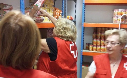 Voluntarias de Cruz Roja para el reparto de alimentos en Medina del Campo. / EL NORTE