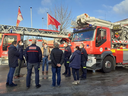 Reunión que ha tenido lugar este martes en Medina del Campo ante la reorganización del servicio de Bomberos que está acometiendo la Diputación de Valladolid. / DIPUTACIÓN DE VALLADOLID