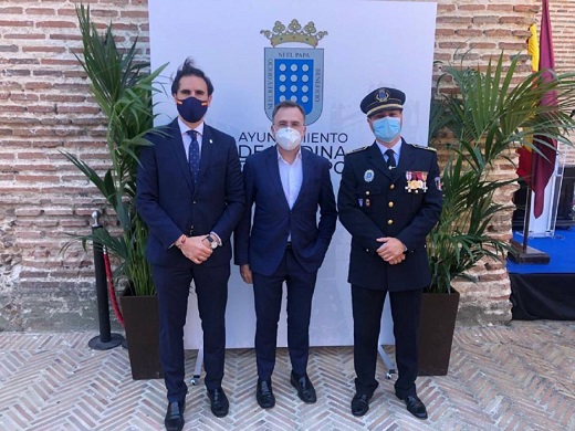El director de la Cadena SER, Fernando Berzosa con el Alcalde y el Inspector Jefe de la Policía de Medina / Cadena SER