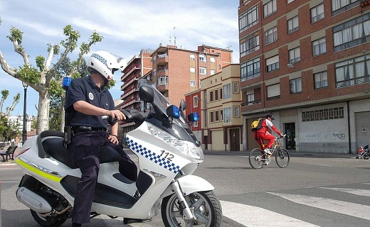 Un Agente de la Policía Municipal transita por las calles de la localidad. /