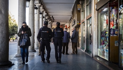 Policías patrullando por el centro de la ciudad. - Foto: Jonatan Tajes