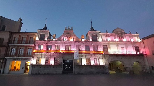 El Ayuntamiento se ilumina de rosa con motivo del Día contra el Cáncer de Mama / Cadena Ser