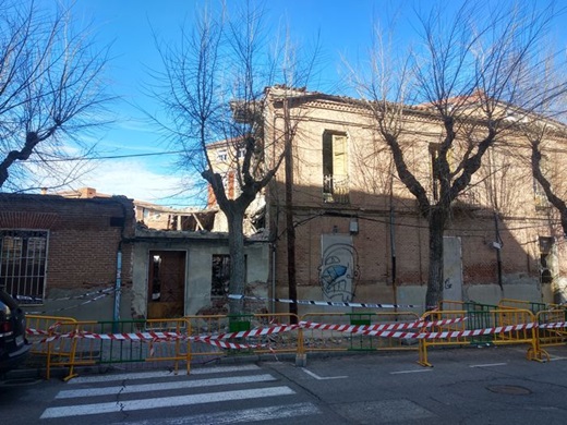 El edificio en ruinas de la calle Barrionuevo espera su demolición.
