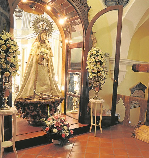 La Virgen de la Consolación preside el altar mayor de la iglesia de Santiago Apóstol.