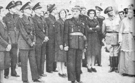 Franco, en la inauguración de la Escuela Nacional de Mandos de la Sección Femenina en el Castillo de la Mota de Medina del Campo en 1942. / ARCHIVO MUNICIPAL