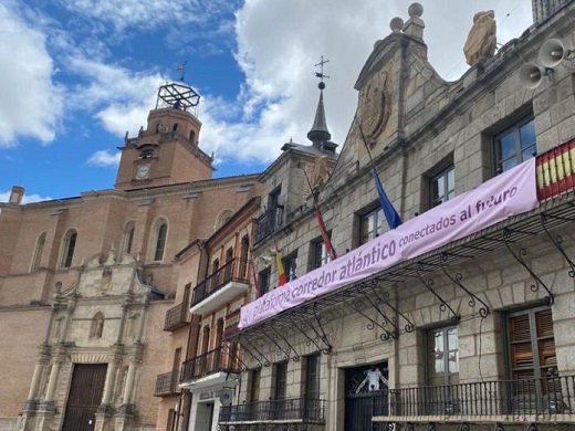 Ayuntamiento de Medina del Campo con el lema del Corredor Atlántico // Imagen: La Voz de Medina