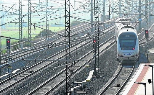 Un tren accede a la estación del Ave de Medina del Campo. / FRAN JIMÉNEZ