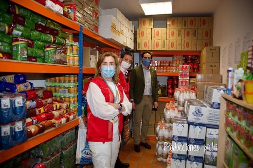 El alcalde de Medina del Campo junto con la presidenta provincial de Cruz Roja en Valladolid conocen el trabajo de la institución durante la pandemia.