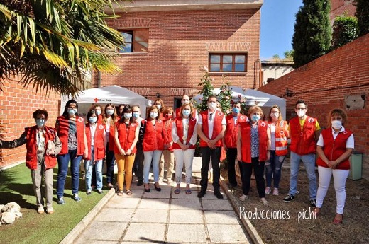 El alcalde de Medina del Campo junto con la presidenta provincial de Cruz Roja en Valladolid conocen el trabajo de la institución durante la pandemia.