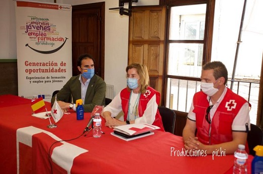 El alcalde de Medina del Campo junto con la presidenta provincial de Cruz Roja en Valladolid conocen el trabajo de la institución durante la pandemia.