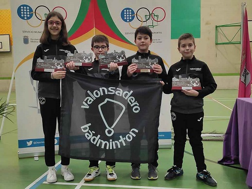 Medallas de los volantistas sorianos en Medina del Campo. De izquierda a derecha: Irene Gárate, Hugo Sanz, Ian Antón y MIguel Pérez