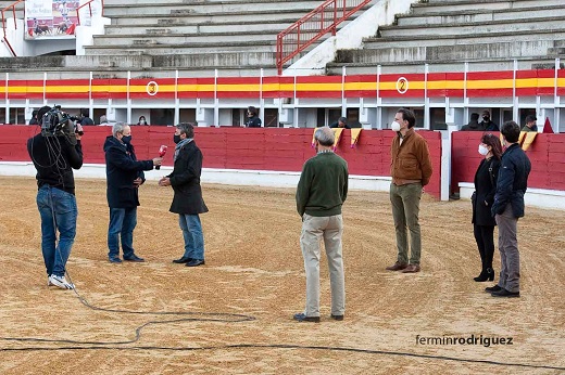 El Alcalde de Medina detrás de Victorino Martín, la Concejala de Festejos y de espaldas el Secretario General de la Consejería de Cultura