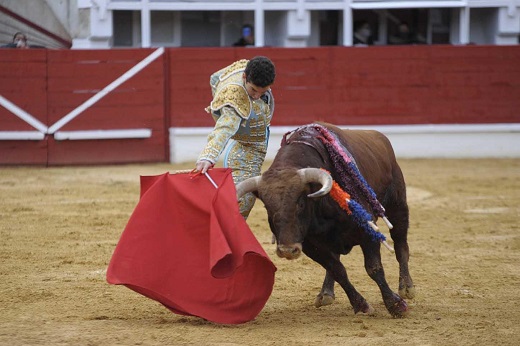 Ceñido el derechazo